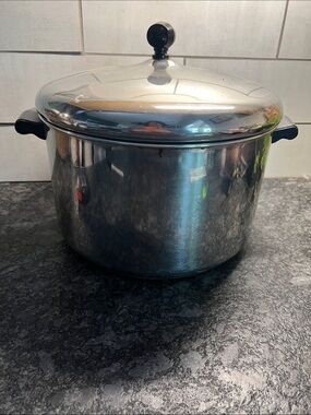 Vintage 8 quart Farberware stock pot with lid. Like new condition. Still shiny